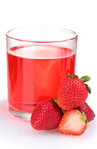 Färska jordgubbar och juice glas isolerade på vit — Stockfoto