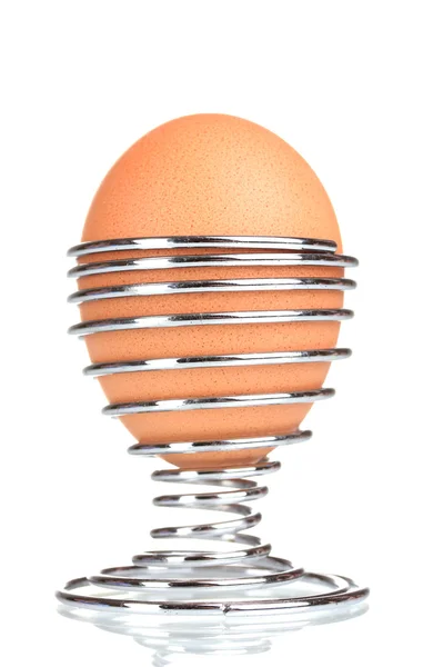 Jajko na twardo w metalowy stojak na białym tle — Zdjęcie stockowe