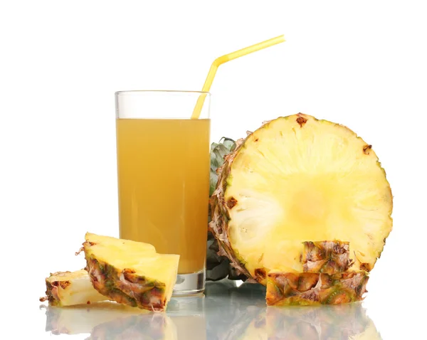 ? ineapple SAP en ananas geïsoleerd op wit — Stockfoto