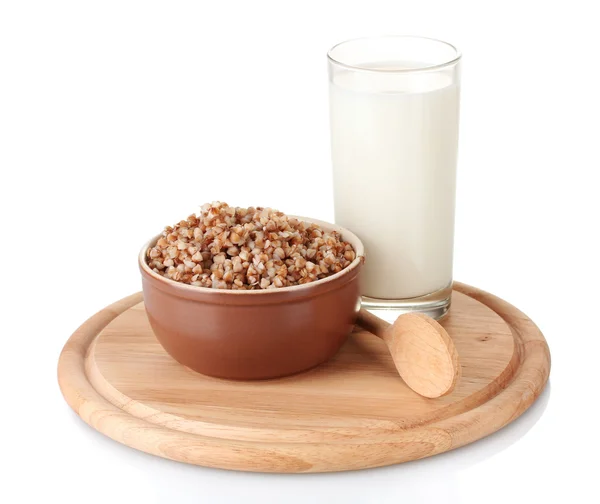 Gekookte boekweit in een bruine kom een glas melk op een houten bord geïsoleerd — Stockfoto