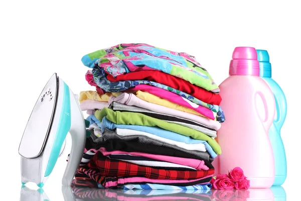 Kupie kolorowe ubrania i elektryczne żelaza z detergentem na białym tle — Zdjęcie stockowe