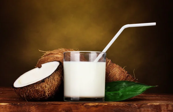 Kokosmilch und Kokosnuss auf Braun — Stockfoto