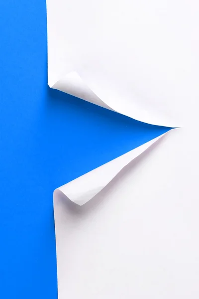 Gescheurd papier met blauwe achtergrond — Stockfoto