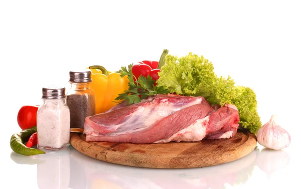 Carne cruda y hortalizas en una tabla de madera aislada en blanco — Foto de Stock