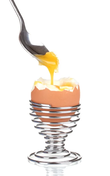 在金属立场和孤立在白色的汤匙的水煮的蛋 — 图库照片