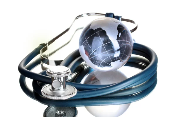 Küre ve üzerinde beyaz izole stetoskop — Stok fotoğraf