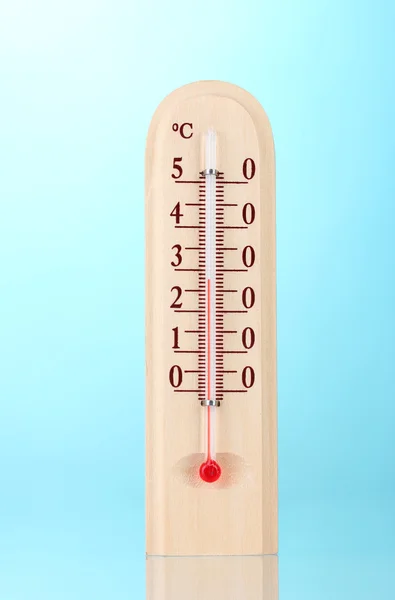 Termometr drewniany na niebiesko — Zdjęcie stockowe