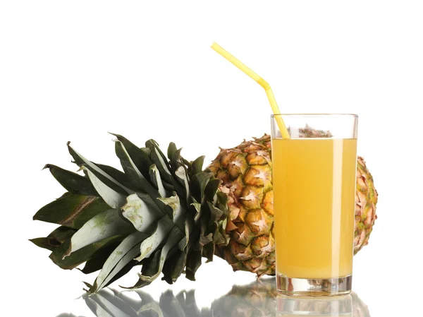 ? ineapple suyu ve ananas izole beyaz — Stok fotoğraf