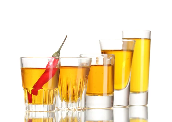 Bicchieri di pepe vodka e peperoncino rosso isolati su bianco — Foto Stock