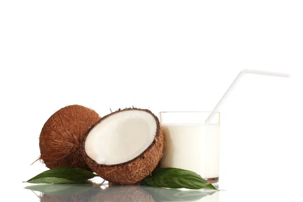 Latte di cocco e cocco isolato su bianco — Foto Stock