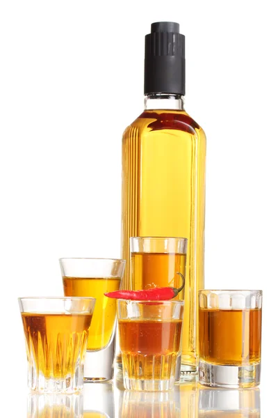 Bouteille et verres de vodka au poivre et piment rouge isolé sur blanc — Photo