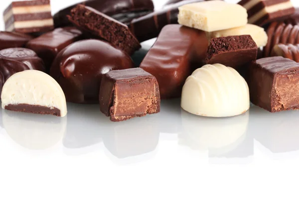 Mnoho různých čokoládové bonbóny izolovaných na bílém — Stock fotografie
