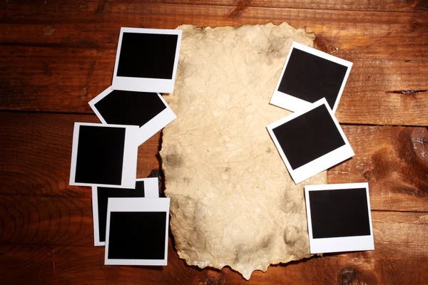 Φωτογραφικά χαρτιά με παλιό χαρτί σε ξύλινα φόντο — 图库照片