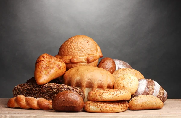 Gott bröd på träbord på grå bakgrund — Stockfoto