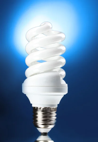 Lámpara de ahorro de energía sobre fondo azul —  Fotos de Stock
