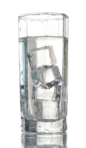 Čerstvá voda ve sklenici s kostkami ledu, izolované na bílém — Stock fotografie