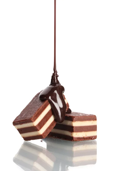 Doces de chocolate derramado chocolate isolado no branco — Fotografia de Stock