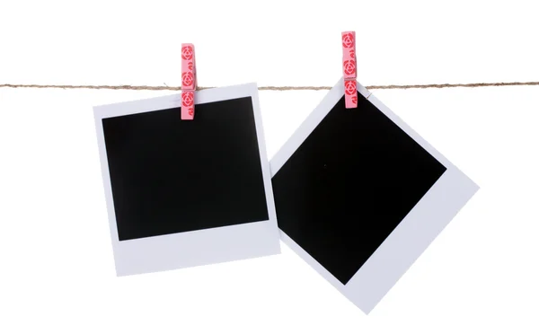 Wiszące na sznurki na białym tle papier fotograficzny — Zdjęcie stockowe