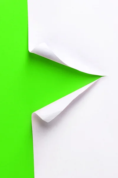緑の背景で破れた紙 — ストック写真