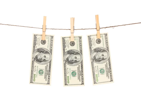 Três notas de cem dólares está pendurado em uma corda com espinha de madeira — Fotografia de Stock