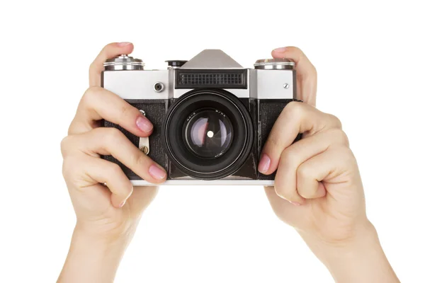 Eski fotoğraf makinesi üzerinde beyaz izole ellerinde — Stok fotoğraf
