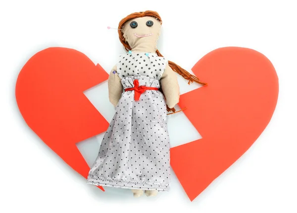Кукла вуду на разбитом сердце, изолированном на белом — стоковое фото