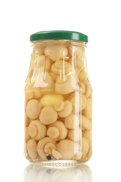 在白色上孤立的玻璃罐中腌制的蘑菇 — 图库照片