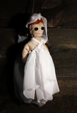ahşap arka plan bez bebek voodoo kız gelin astı