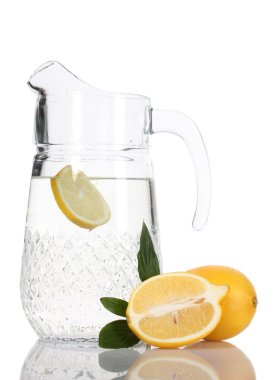 beyaz izole limon ve limonata sürahi