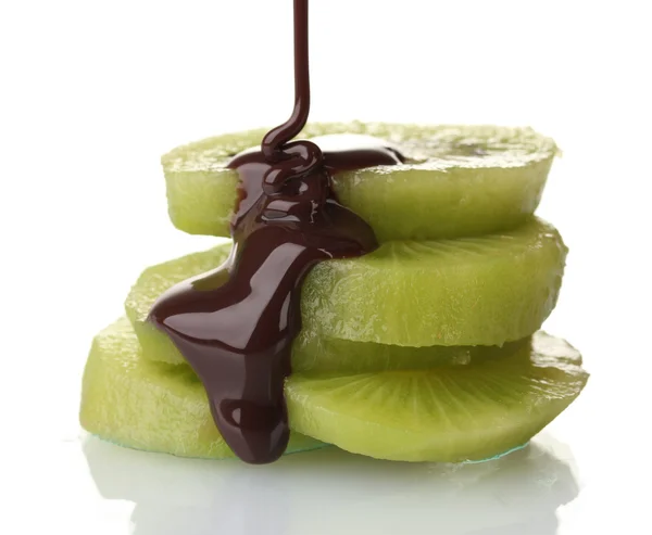 Kiwi maduro en rodajas con chocolate aislado en blanco —  Fotos de Stock