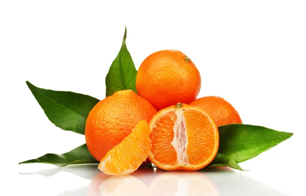 Zralé chutné mandarinky s listy a segmenty izolovaných na bílém — Stock fotografie