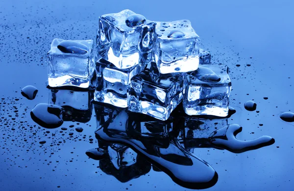 파란색 바탕에 녹는 얼음 조각 — 스톡 사진