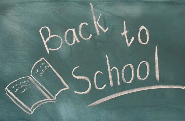 Volver a la escuela escrito en pizarra verde — Foto de Stock