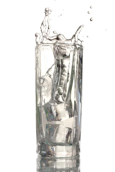 Água doce em vidro com cubos de gelo isolados em branco — Fotografia de Stock