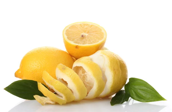 熟したレモンと白で隔離される葉 — ストック写真