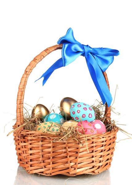 Colorate uova di Pasqua nel cestino con un fiocco blu isolato su bianco — Foto Stock