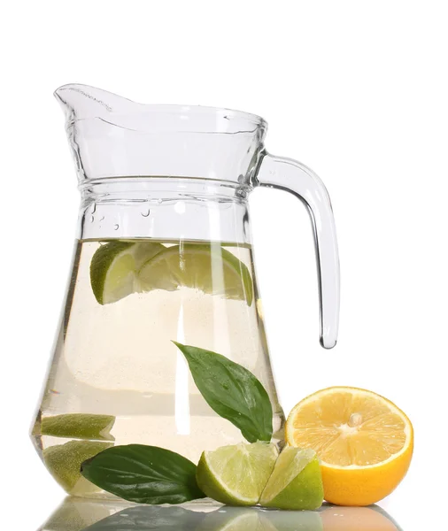 Dzban lemoniady, limonki i cytryny na białym tle — Zdjęcie stockowe