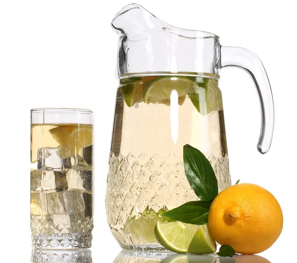 Werper en glas limonade en citroen geïsoleerd op wit — Stockfoto