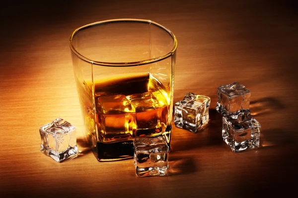 Bardak scotch viski ve buz üzerinde ahşap tablo — Stok fotoğraf