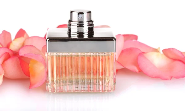 Perfume en una hermosa botella y pétalos aislados en blanco — Foto de Stock
