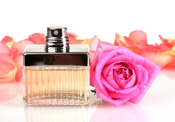 Parfüm in einer schönen Flasche, Blütenblätter und rosa Rose isoliert auf weiß — Stockfoto