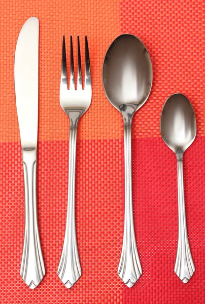 Tenedor, cuchara y cuchillo en un paño rojo — Foto de Stock