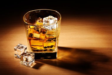 bardak scotch viski ve buz üzerinde ahşap tablo