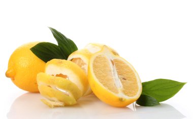 olgunlaşmış yapraklar üzerinde beyaz izole limon