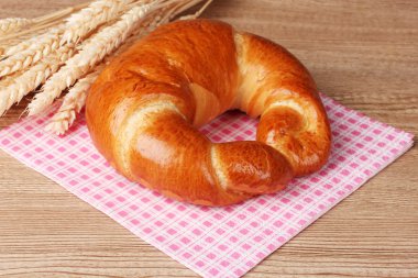 ahşap masa peçeteye yemiyorsun