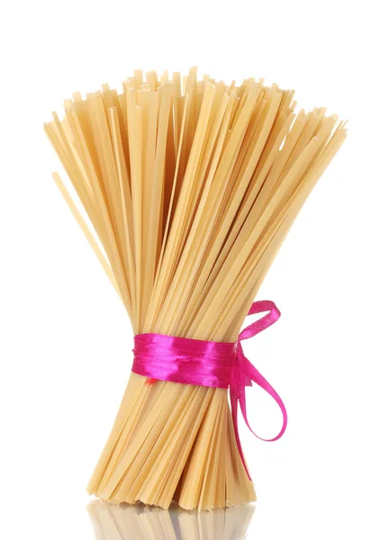 Bos van spaghetti met lint geïsoleerd op wit — Stockfoto