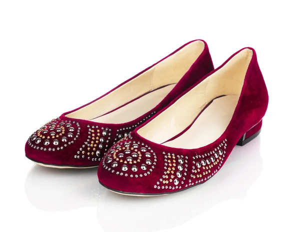 Elegant röd platta skor för kvinnor i stenar isolerad på vit — Stockfoto