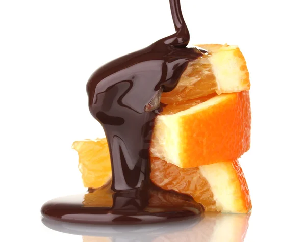 In Scheiben geschnittene reife Orange mit Schokolade isoliert auf weiß — Stockfoto