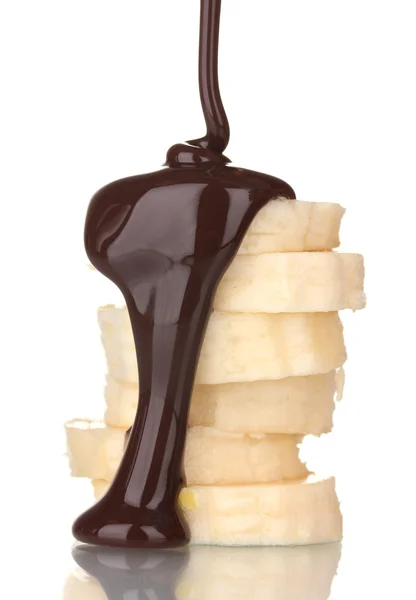 In Scheiben geschnittene reife Banane mit Schokolade isoliert auf weiß — Stockfoto