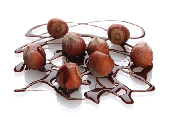 Смачний фундук і шоколадний сироп ізольовані на білому — стокове фото